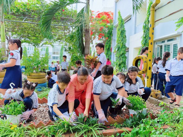 Học sinh trồng cây, dâng hoa sen mừng ngày sinh Chủ tịch Hồ Chí Minh