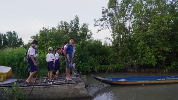 Học sinh vùng Đất Mũi đi vỏ lãi dự khai giảng