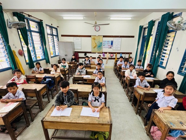 Học sinh vùng lũ mượn từng đôi giấy chép bài, khẩn cấp xin sách vở mới