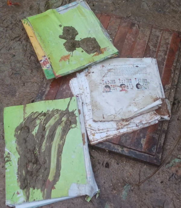 Học sinh vùng lũ mượn từng đôi giấy chép bài, khẩn cấp xin sách vở mới