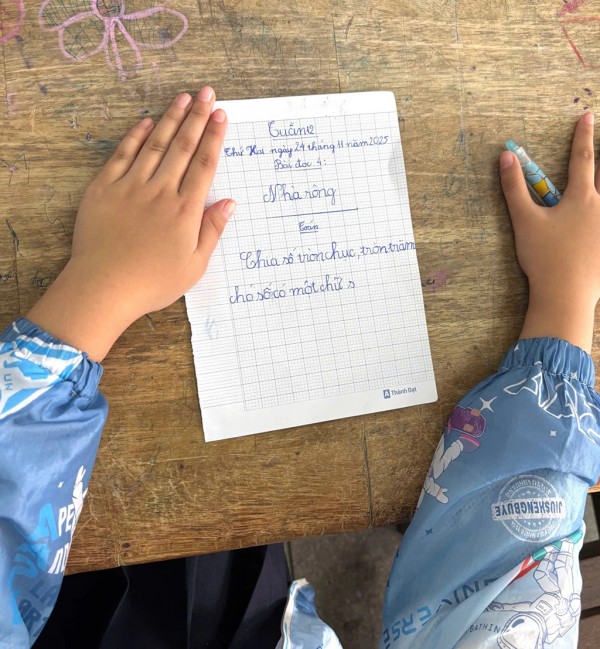 Học sinh vùng lũ trở lại trường không đồng phục, thiếu sách vở