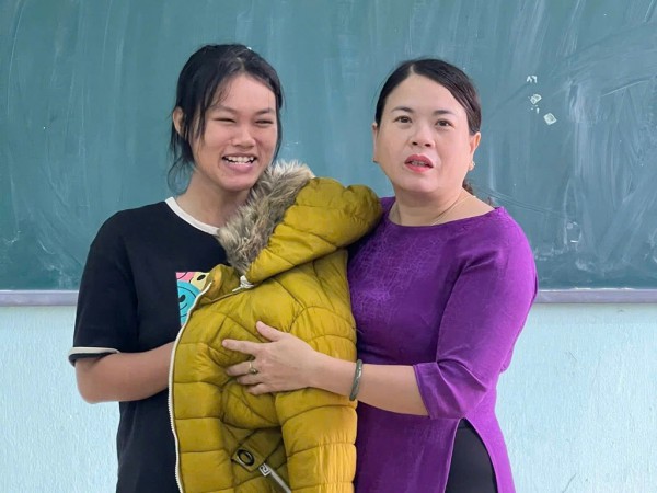 Học sinh vùng lũ trở lại trường không đồng phục, thiếu sách vở