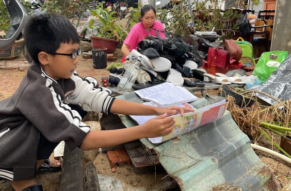 Học sinh vùng lũ trở lại trường không đồng phục, thiếu sách vở