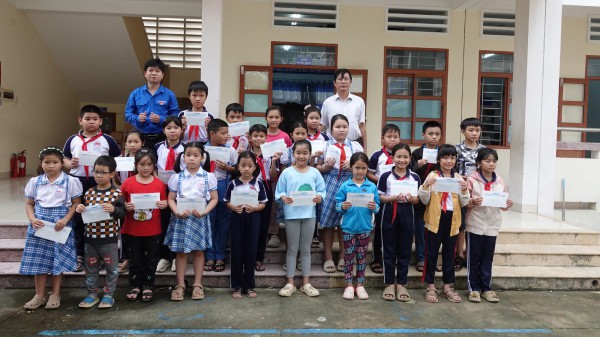 Hơi ấm từ một đám cưới đến với học sinh vùng lũ Gia Lai, Khánh Hòa