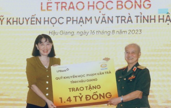 Hơn 1.800 học sinh nghèo ở Hậu Giang nhận học bổng Phạm Văn Trà Hơn 1.800 học sinh nghèo ở Hậu Giang nhận học bổng Phạm Văn Trà