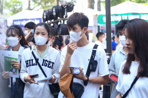 Hơn 2.700 cơ hội việc làm cho 1.000 tân cử nhân