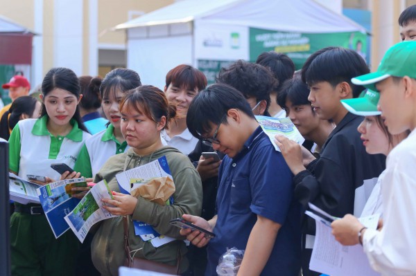 Hơn 2.700 cơ hội việc làm cho 1.000 tân cử nhân