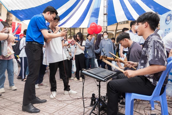 Hơn chục nghìn học sinh Đồng Nai, Bình Dương được đón tết sớm