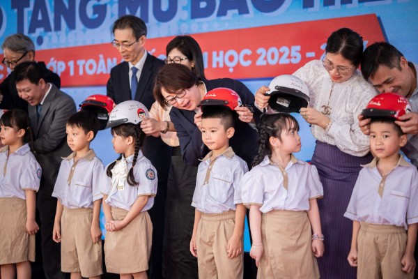 Honda Việt Nam đóng góp tích cực vào tỷ lệ đội mũ bảo hiểm của trẻ em Honda Việt Nam đóng góp tích cực vào tỷ lệ đội mũ bảo hiểm của trẻ em