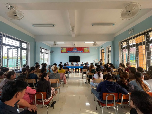 Hy hữu: Phụ huynh đề nghị đình chỉ phó hiệu trưởng mới cho con đến lớp Hy hữu: Phụ huynh đề nghị đình chỉ phó hiệu trưởng mới cho con đến lớp