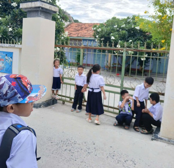 Khánh Hòa: Nhiều phụ huynh cho học sinh ở nhà để phản đối chuyển trường Khánh Hòa: Nhiều phụ huynh cho học sinh ở nhà để phản đối chuyển trường
