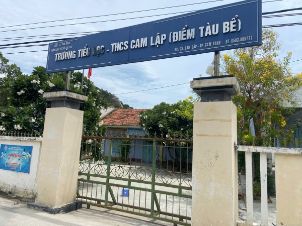 Khánh Hòa: Nhiều phụ huynh cho học sinh ở nhà để phản đối chuyển trường Khánh Hòa: Nhiều phụ huynh cho học sinh ở nhà để phản đối chuyển trường