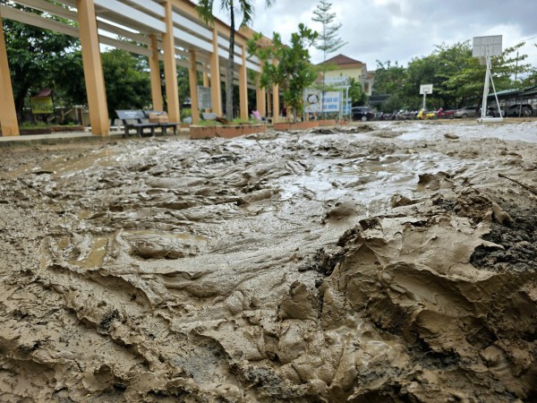 Khánh Hòa: Trường học vật lộn với bùn, nước yếu, kêu gọi khẩn tình nguyện viên