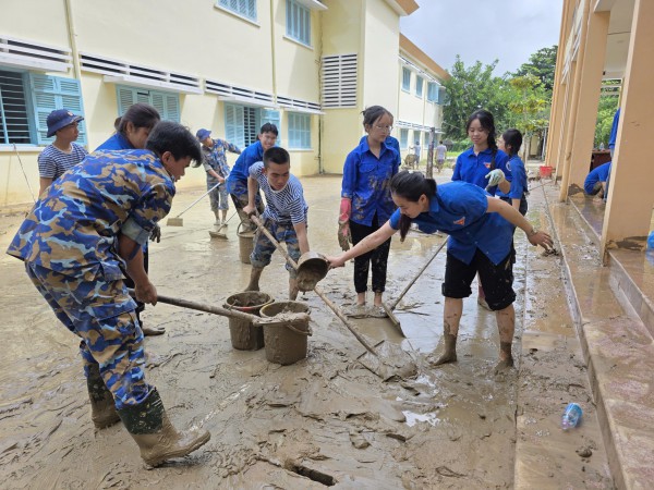 Khánh Hòa: Trường học vật lộn với bùn, nước yếu, kêu gọi khẩn tình nguyện viên