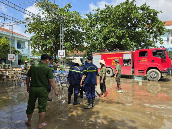 Khánh Hòa: Trường học vật lộn với bùn, nước yếu, kêu gọi khẩn tình nguyện viên