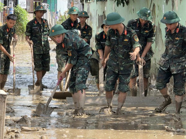Khánh Hòa: Trường học vật lộn với bùn, nước yếu, kêu gọi khẩn tình nguyện viên