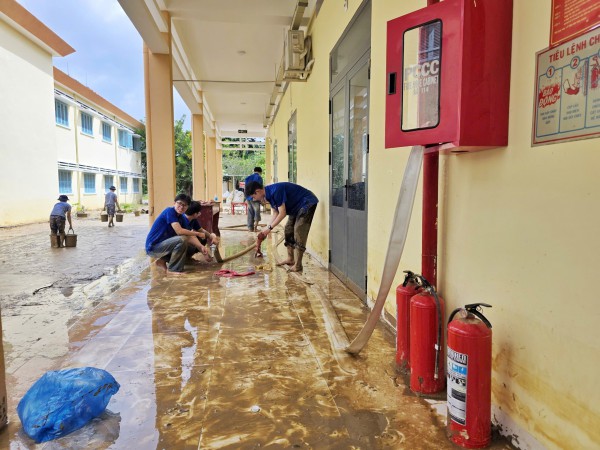 Khánh Hòa: Trường học vật lộn với bùn, nước yếu, kêu gọi khẩn tình nguyện viên