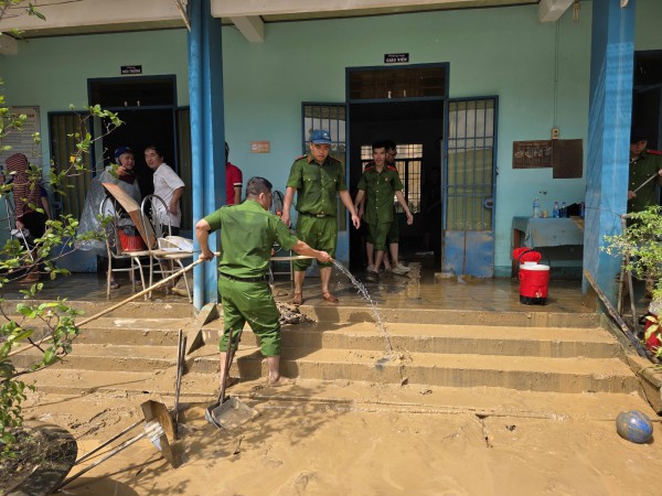 Khánh Hòa: Trường học vật lộn với bùn, nước yếu, kêu gọi khẩn tình nguyện viên