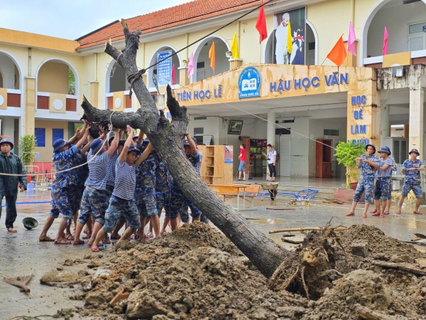 Khánh Hòa: Trường học vật lộn với bùn, nước yếu, kêu gọi khẩn tình nguyện viên