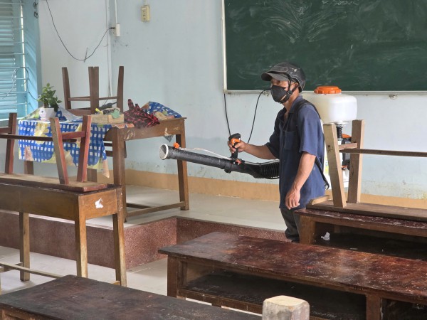 Khánh Hòa: Trường học vật lộn với bùn, nước yếu, kêu gọi khẩn tình nguyện viên