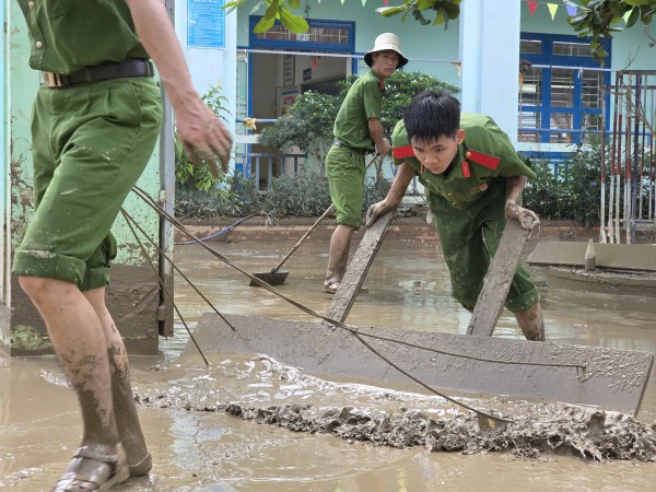 Khánh Hòa: Trường học vật lộn với bùn, nước yếu, kêu gọi khẩn tình nguyện viên