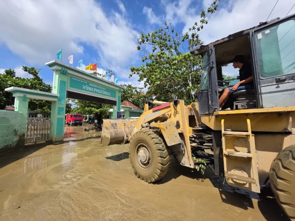 Khánh Hòa: Trường học vật lộn với bùn, nước yếu, kêu gọi khẩn tình nguyện viên