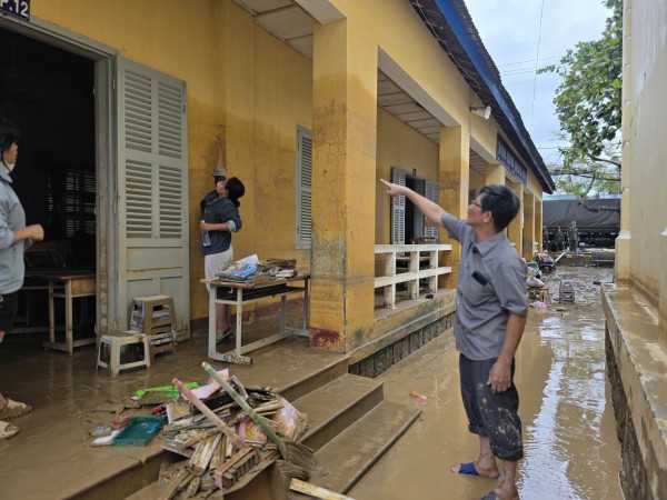 Khánh Hòa: Trường ngổn ngang bùn đất sau lũ lịch sử, chưa xác định ngày đi học Khánh Hòa: Trường ngổn ngang bùn đất sau lũ lịch sử, chưa xác định ngày đi học