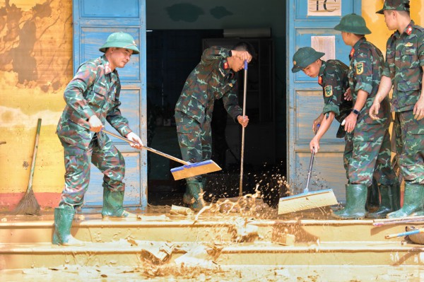 Khánh Hòa: Trường ngổn ngang bùn đất sau lũ lịch sử, chưa xác định ngày đi học Khánh Hòa: Trường ngổn ngang bùn đất sau lũ lịch sử, chưa xác định ngày đi học