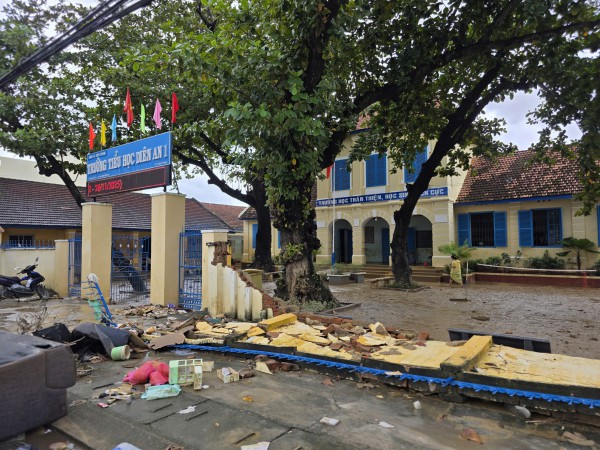 Khánh Hòa: Trường ngổn ngang bùn đất sau lũ lịch sử, chưa xác định ngày đi học Khánh Hòa: Trường ngổn ngang bùn đất sau lũ lịch sử, chưa xác định ngày đi học