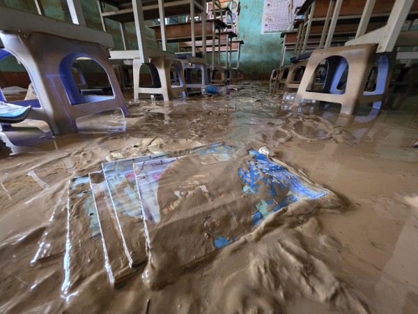 Khánh Hòa: Trường ngổn ngang bùn đất sau lũ lịch sử, chưa xác định ngày đi học Khánh Hòa: Trường ngổn ngang bùn đất sau lũ lịch sử, chưa xác định ngày đi học