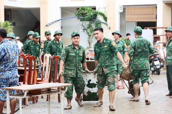 Khánh Hòa: Trường ngổn ngang bùn đất sau lũ lịch sử, chưa xác định ngày đi học Khánh Hòa: Trường ngổn ngang bùn đất sau lũ lịch sử, chưa xác định ngày đi học