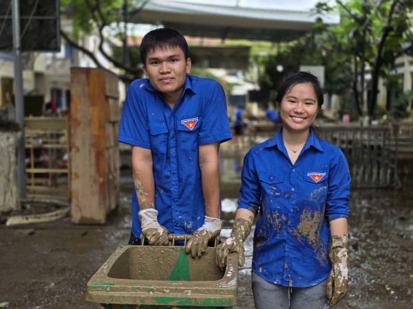 Khánh Hòa: Trường ngổn ngang bùn đất sau lũ lịch sử, chưa xác định ngày đi học Khánh Hòa: Trường ngổn ngang bùn đất sau lũ lịch sử, chưa xác định ngày đi học