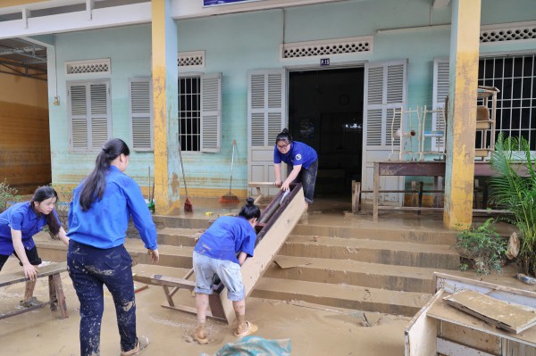 Khánh Hòa: Trường ngổn ngang bùn đất sau lũ lịch sử, chưa xác định ngày đi học Khánh Hòa: Trường ngổn ngang bùn đất sau lũ lịch sử, chưa xác định ngày đi học