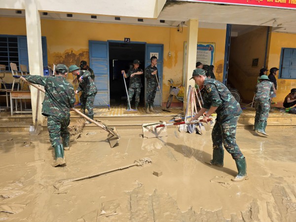 Khánh Hòa: Trường ngổn ngang bùn đất sau lũ lịch sử, chưa xác định ngày đi học Khánh Hòa: Trường ngổn ngang bùn đất sau lũ lịch sử, chưa xác định ngày đi học