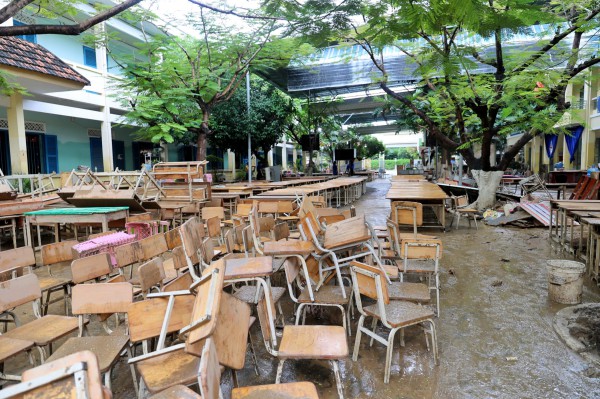 Khánh Hòa: Trường ngổn ngang bùn đất sau lũ lịch sử, chưa xác định ngày đi học Khánh Hòa: Trường ngổn ngang bùn đất sau lũ lịch sử, chưa xác định ngày đi học