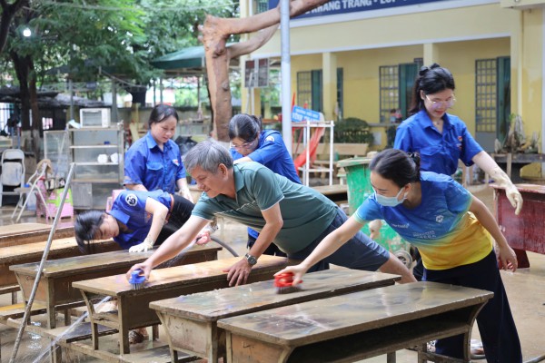 Khánh Hòa: Trường ngổn ngang bùn đất sau lũ lịch sử, chưa xác định ngày đi học Khánh Hòa: Trường ngổn ngang bùn đất sau lũ lịch sử, chưa xác định ngày đi học