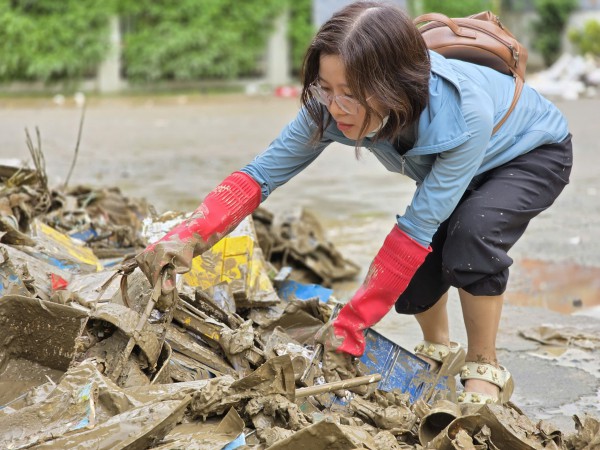 Khánh Hòa: Trường ngổn ngang bùn đất sau lũ lịch sử, chưa xác định ngày đi học Khánh Hòa: Trường ngổn ngang bùn đất sau lũ lịch sử, chưa xác định ngày đi học