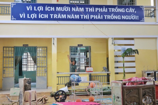 Khánh Hòa: Trường ngổn ngang bùn đất sau lũ lịch sử, chưa xác định ngày đi học Khánh Hòa: Trường ngổn ngang bùn đất sau lũ lịch sử, chưa xác định ngày đi học