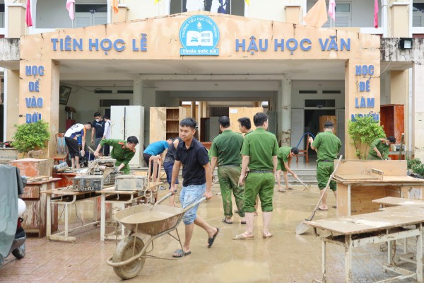 Khánh Hòa: Trường ngổn ngang bùn đất sau lũ lịch sử, chưa xác định ngày đi học Khánh Hòa: Trường ngổn ngang bùn đất sau lũ lịch sử, chưa xác định ngày đi học