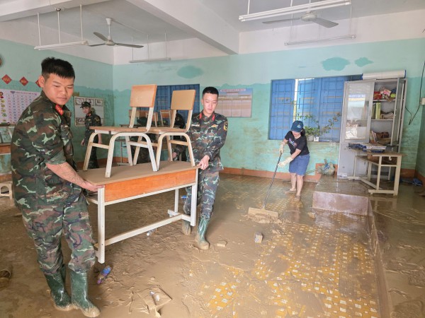 Khánh Hòa: Trường ngổn ngang bùn đất sau lũ lịch sử, chưa xác định ngày đi học Khánh Hòa: Trường ngổn ngang bùn đất sau lũ lịch sử, chưa xác định ngày đi học