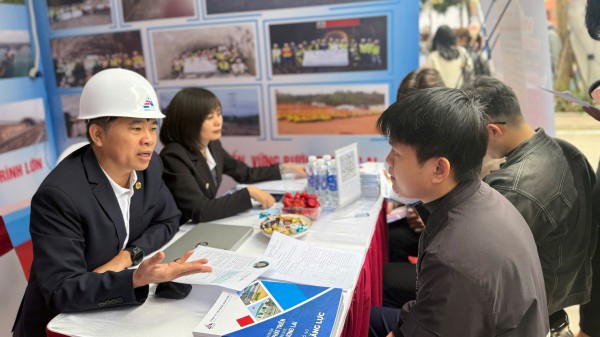 ‘Khát’ nhân lực trẻ, doanh nghiệp sẵn sàng ký hợp đồng khi sinh viên chưa tốt nghiệp