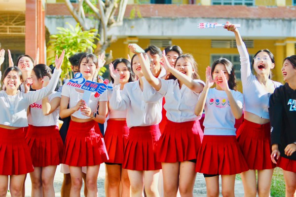 Khoảnh khắc dễ thương của nữ sinh phố núi mờ sương