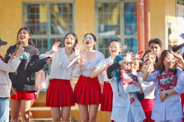 Khoảnh khắc dễ thương của nữ sinh phố núi mờ sương