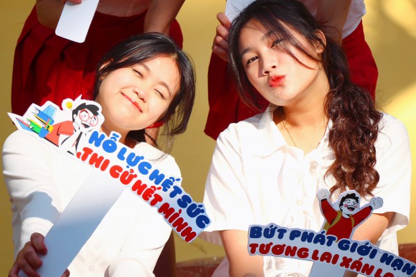 Khoảnh khắc dễ thương của nữ sinh phố núi mờ sương