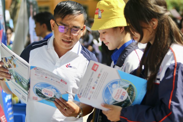 Khoảnh khắc dễ thương của nữ sinh phố núi mờ sương