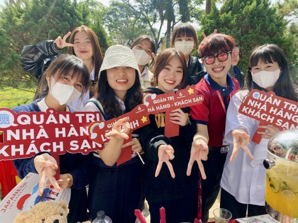 Khoảnh khắc dễ thương của nữ sinh phố núi mờ sương