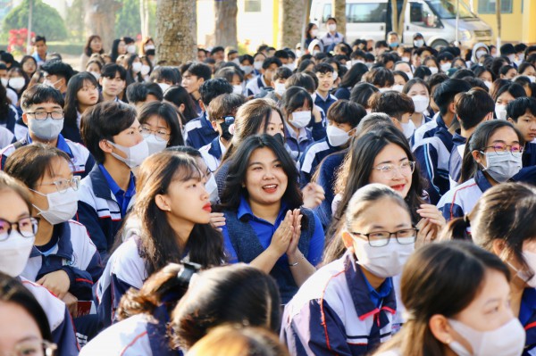 Khoảnh khắc dễ thương của nữ sinh phố núi mờ sương