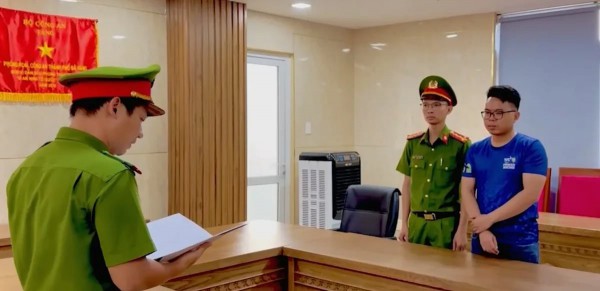 Khởi tố 3 đối tượng bán sách điện tử tiếng Anh lậu