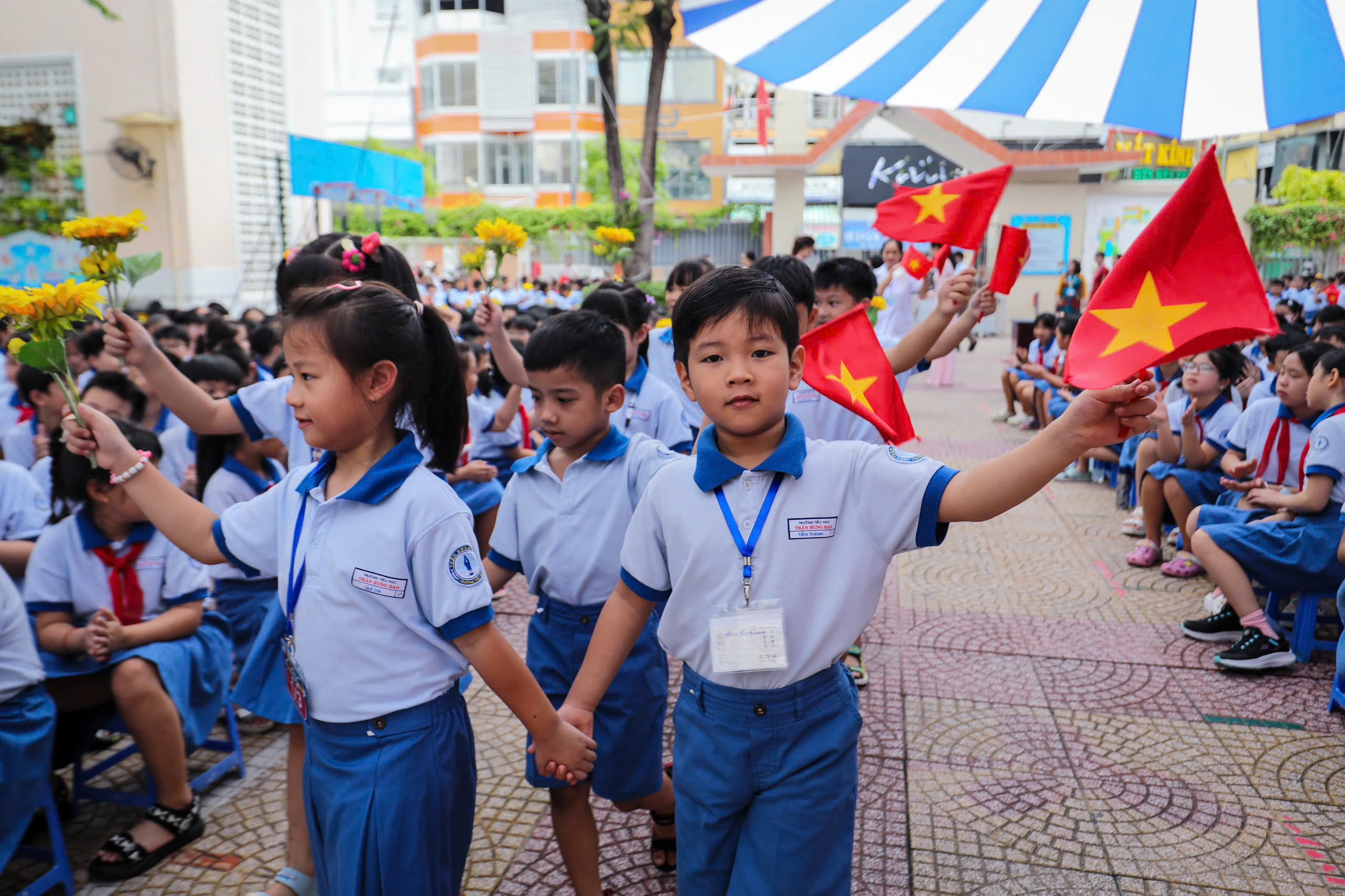 Không bóng bay, trời mưa: Trường học tổ chức lễ khai giảng như thế nào?