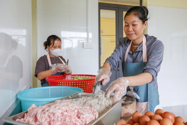 Không làm méo mó chính sách nhân văn về bữa ăn bán trú